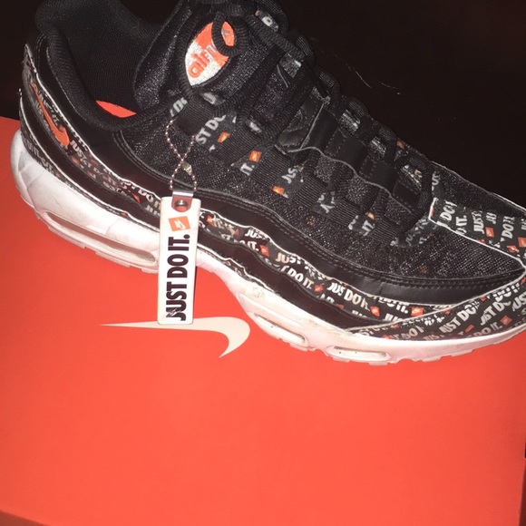 Nike - Picture 2 of 5